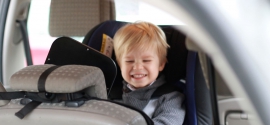 dziecko w samochodowym foteliku