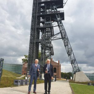 Jerzy Buzek na tle maszyny wyciągowej