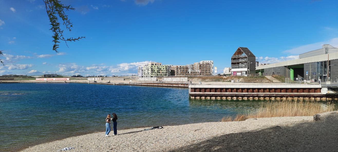 Sztuczne jezioro w centrum Seestadt Aspern