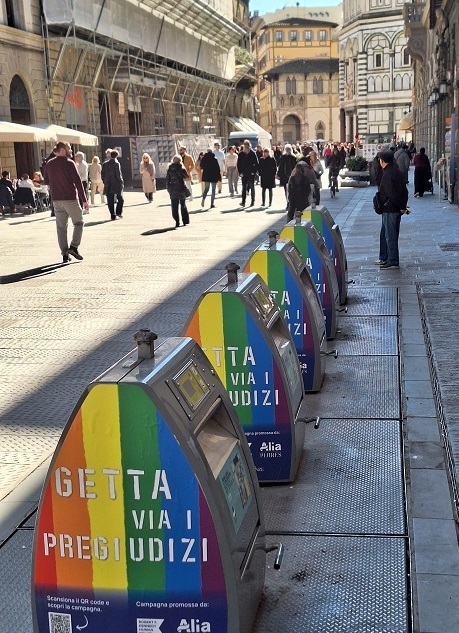 Florencja - Via del Martelli, tęczowe wrzutnie